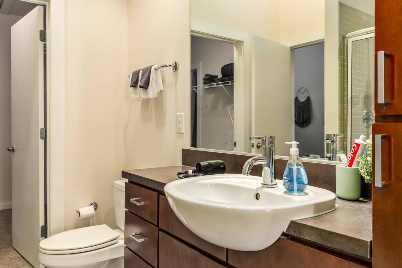 Trifecta 10 Min Walk To 7th St Market Superhost Apartment *
